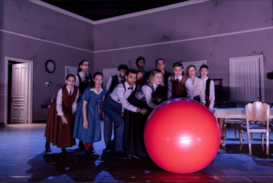 &Epsilon;ί&delta;&alpha;&mu;&epsilon; &tau;&eta;&nu; &pi;&alpha;&rho;ά&sigma;&tau;&alpha;&sigma;&eta; "&Pi;&epsilon;&rho;&iota;&pi;έ&tau;&epsilon;&iota;&epsilon;&sigmaf; &tau;&eta;&sigmaf; &Alpha;&lambda;ί&kappa;&eta;&sigmaf; &sigma;&tau;&eta; &chi;ώ&rho;&alpha; &tau;&omega;&nu; &theta;&alpha;&upsilon;&mu;ά&tau;&omega;&nu;" &sigma;&epsilon; &sigma;&kappa;&eta;&nu;&omicron;&theta;&epsilon;&sigma;ί&alpha; &Gamma;&epsilon;&omega;&rho;&gamma;ί&alpha;&sigmaf; &Mu;&alpha;&upsilon;&rho;&alpha;&gamma;ά&nu;&eta;, &alpha;&pi;ό &tau;&eta;&nu; &pi;&alpha;&iota;&delta;&iota;&kappa;ή &sigma;&kappa;&eta;&nu;ή &tau;&omicron;&upsilon; &Epsilon;&theta;&nu;&iota;&kappa;&omicron;ύ &Theta;&epsilon;ά&tau;&rho;&omicron;&upsilon; &sigma;&tau;&omicron; &Omicron;&lambda;ύ&mu;&pi;&iota;&alpha;, &Delta;&eta;&mu;&omicron;&tau;&iota;&kappa;ό &Mu;&omicron;&upsilon;&sigma;&iota;&kappa;ό &Theta;έ&alpha;&tau;&rho;&omicron; &laquo;&Mu;&alpha;&rho;ί&alpha; &Kappa;ά&lambda;&lambda;&alpha;&sigmaf;&raquo;.