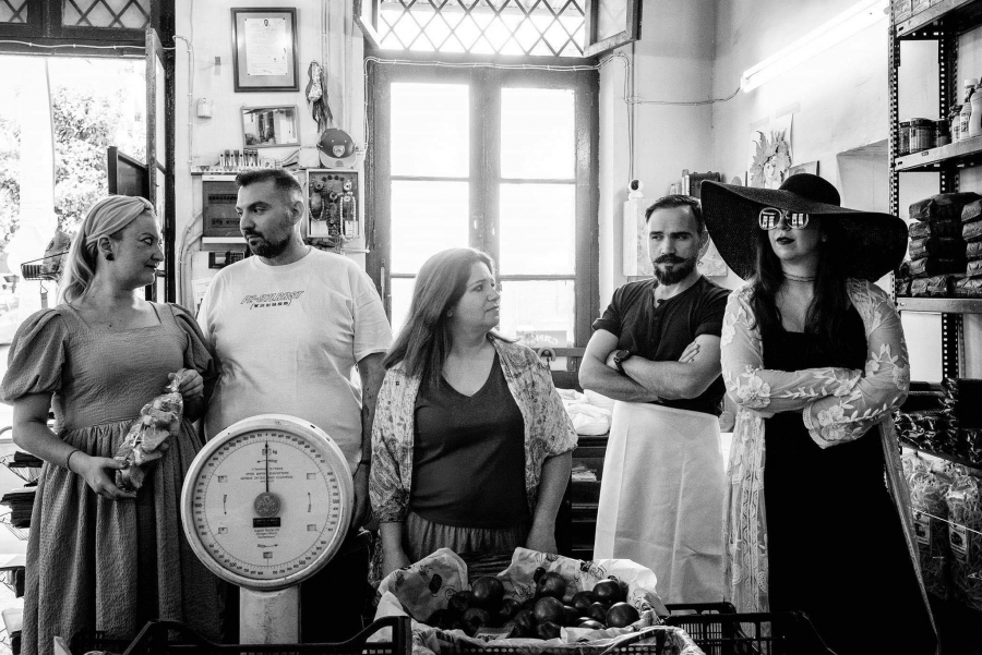 &Epsilon;ί&delta;&alpha;&mu;&epsilon; &tau;&eta;&nu; &pi;&alpha;&rho;ά&sigma;&tau;&alpha;&sigma;&eta; &laquo;&Pi;&omicron;&iota;&omicron;&sigmaf; &pi;ά&epsilon;&iota; &sigma;&epsilon; &kappa;&eta;&delta;&epsilon;ί&alpha; &mu;&epsilon; &tau;έ&tau;&omicron;&iota;&omicron; &kappa;&alpha;&iota;&rho;ό&raquo; &sigma;&tau;&omicron; &theta;έ&alpha;&tau;&rho;&omicron; &Alpha;&pi;ό &Kappa;&omicron;&iota;&nu;&omicron;ύ.