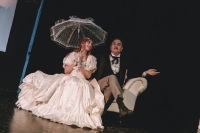 &Sigma;&upsilon;&nu;έ&nu;&tau;&epsilon;&upsilon;&xi;&eta; &mu;&epsilon; &tau;&eta;&nu; Ά&nu;&nu;&alpha; &Epsilon;&lambda;&epsilon;&phi;ά&nu;&tau;&eta; &mu;&epsilon; &alpha;&phi;&omicron;&rho;&mu;ή &tau;&eta;&nu; &pi;&alpha;&rho;ά&sigma;&tau;&alpha;&sigma;&eta; ''&omicron; &Phi;&iota;ά&kappa;&alpha;&sigmaf;'' &pi;&omicron;&upsilon; &alpha;&nu;&epsilon;&beta;&alpha;ί&nu;&epsilon;&iota; &sigma;&tau;&omicron; &Alpha;&pi;ό &Mu;&eta;&chi;&alpha;&nu;ή&sigmaf; &Theta;έ&alpha;&tau;&rho;&omicron;