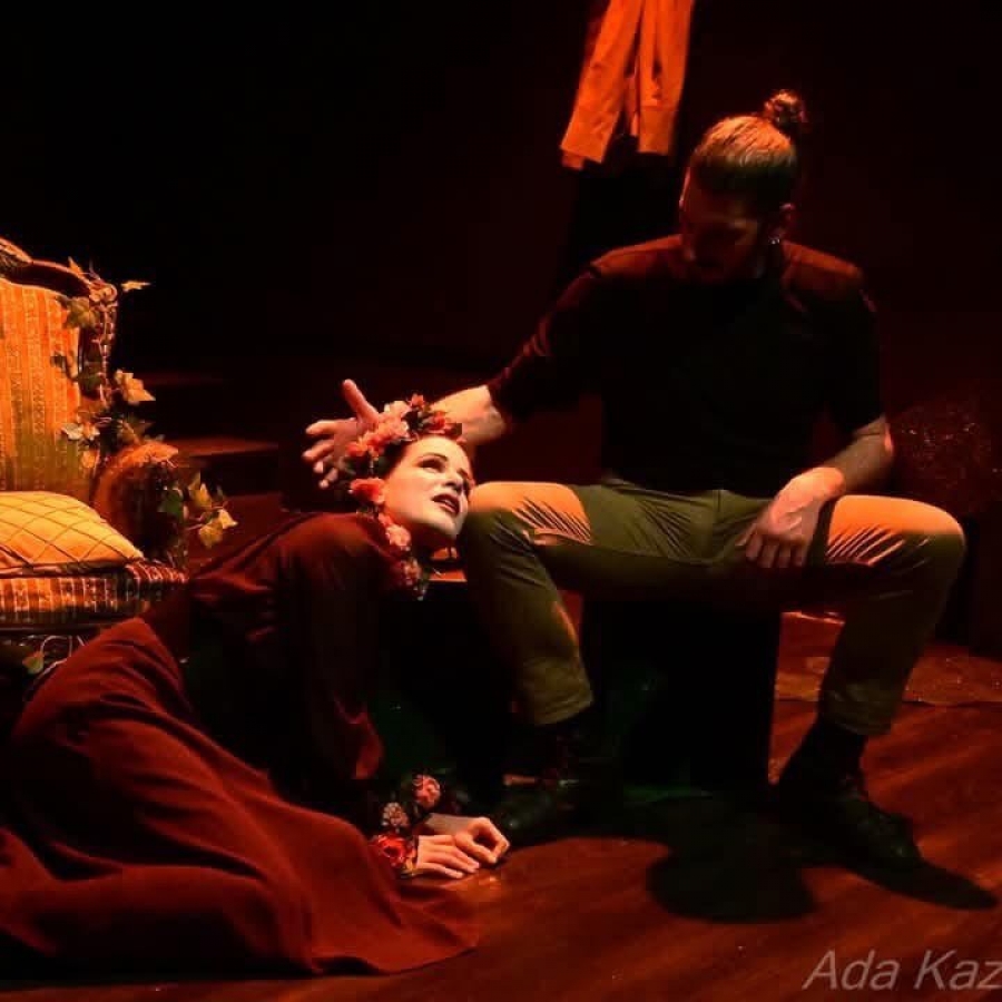 &Epsilon;ί&delta;&alpha;&mu;&epsilon; &tau;&eta;&nu; "&Iota;&sigma;&mu;ή&nu;&eta;" &sigma;&tau;&omicron; &theta;έ&alpha;&tau;&rho;&omicron; &Delta;&rho;ό&mu;&omicron;&sigmaf;