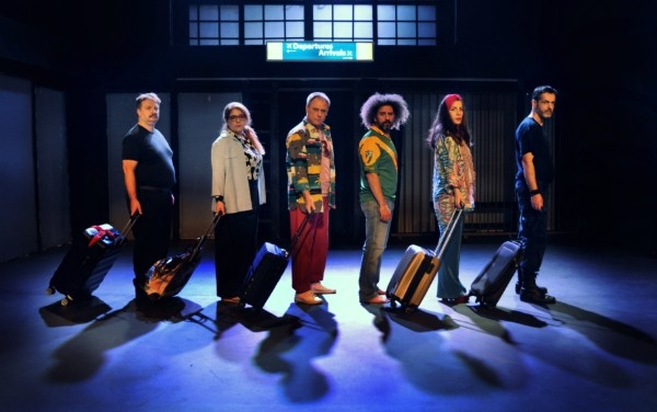 Lost &amp; Found &sigma;&tau;&omicron; &Theta;έ&alpha;&tau;&rho;&omicron; Altera Pars / Έ&nu;&alpha; &sigma;ύ&gamma;&chi;&rho;&omicron;&nu;&omicron; έ&rho;&gamma;&omicron; &gamma;&iota;&alpha; &tau;&eta; &mu;&epsilon;&tau;&alpha;&nu;ά&sigma;&tau;&epsilon;&upsilon;&sigma;&eta; &sigma;&epsilon; &sigma;&kappa;&eta;&nu;&omicron;&theta;&epsilon;&sigma;ί&alpha; &Pi;έ&tau;&rho;&omicron;&upsilon; &Nu;ά&kappa;&omicron;&upsilon;