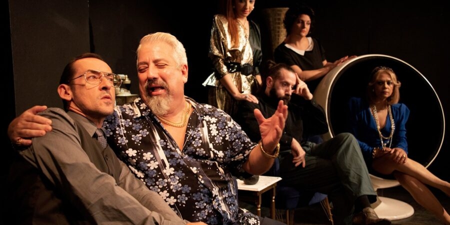 &Epsilon;ί&delta;&alpha;&mu;&epsilon; &tau;&eta;&nu; &pi;&alpha;&rho;ά&sigma;&tau;&alpha;&sigma;&eta; "&Tau;&omicron; &pi;&eta;&rho;&omicron;ύ&nu;&iota; " &sigma;&tau;&omicron; &theta;έ&alpha;&tau;&rho;&omicron; VAULT &sigma;&epsilon; &sigma;&kappa;&eta;&nu;&omicron;&theta;&epsilon;&sigma;ί&alpha; &tau;&omicron;&upsilon; &Delta;&eta;&mu;ή&tau;&rho;&eta; &Kappa;&alpha;&rho;&alpha;&tau;&zeta;&iota;ά.