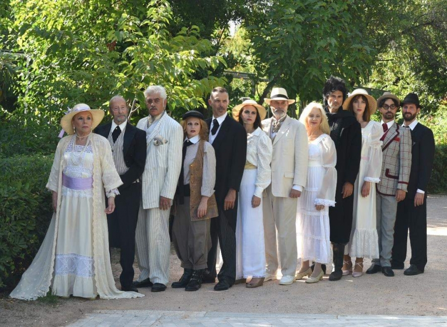 &Epsilon;ί&delta;&alpha;&mu;&epsilon; &tau;&omicron;&nu; &laquo;&Beta;&upsilon;&sigma;&sigma;&iota;&nu;ό&kappa;&eta;&pi;&omicron;&raquo; &tau;&omicron;&upsilon; &Tau;&sigma;έ&chi;&omega;&phi; &sigma;&tau;&omicron; &Theta;έ&alpha;&tau;&rho;&omicron; &laquo;&Mu;&iota;&kappa;&rho;ό Broadway&raquo;.