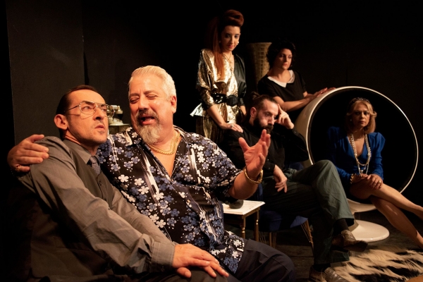 &laquo;&Tau;&Omicron; &Pi;&Eta;&Rho;&Omicron;&Upsilon;&Nu;&Iota;&raquo;  &sigma;&epsilon; &sigma;&kappa;&eta;&nu;&omicron;&theta;&epsilon;&sigma;ί&alpha; &Delta;&eta;&mu;ή&tau;&rho;&eta; &Kappa;&alpha;&rho;&alpha;&tau;&zeta;&iota;ά