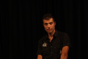 &Sigma;&upsilon;&nu;έ&nu;&tau;&epsilon;&upsilon;&xi;&eta; &tau;&omicron;&upsilon; &Gamma;&iota;ά&nu;&nu;&eta; &Kappa;&omega;&sigma;&tau;&alpha;&rho;ά, &sigma;&tau;&omicron; &theta;&epsilon;&alpha;&tau;&rho;&omicron;.gr &mu;&epsilon; &alpha;&phi;&omicron;&rho;&mu;ή &tau;&eta;&nu; &pi;&alpha;&rho;ά&sigma;&tau;&alpha;&sigma;&eta; "&Kappa;&alpha;&rho;&alpha;ϊ&sigma;&kappa;ά&kappa;&eta;&sigmaf;: &Omicron; &pi;&alpha;&rho;&epsilon;&xi;&eta;&gamma;&eta;&mu;έ&nu;&omicron;&sigmaf; ή&rho;&omega;&alpha;&sigmaf; " &sigma;&tau;&omicron; &theta;έ&alpha;&tau;&rho;&omicron; "&Pi;έ&tau;&rho;&alpha;&sigmaf;" (&pi;&rho;ώ&tau;&eta; &sigma;&tau;ά&sigma;&eta; &tau;&eta;&sigmaf; &pi;&epsilon;&rho;&iota;&omicron;&delta;&epsilon;ί&alpha;&sigmaf; 25/7).