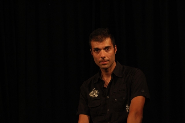 &Sigma;&upsilon;&nu;έ&nu;&tau;&epsilon;&upsilon;&xi;&eta; &tau;&omicron;&upsilon; &Gamma;&iota;ά&nu;&nu;&eta; &Kappa;&omega;&sigma;&tau;&alpha;&rho;ά, &sigma;&tau;&omicron; &theta;&epsilon;&alpha;&tau;&rho;&omicron;.gr &mu;&epsilon; &alpha;&phi;&omicron;&rho;&mu;ή &tau;&eta;&nu; &pi;&alpha;&rho;ά&sigma;&tau;&alpha;&sigma;&eta; "&Kappa;&alpha;&rho;&alpha;ϊ&sigma;&kappa;ά&kappa;&eta;&sigmaf;: &Omicron; &pi;&alpha;&rho;&epsilon;&xi;&eta;&gamma;&eta;&mu;έ&nu;&omicron;&sigmaf; ή&rho;&omega;&alpha;&sigmaf; " &sigma;&tau;&omicron; &theta;έ&alpha;&tau;&rho;&omicron; "&Pi;έ&tau;&rho;&alpha;&sigmaf;" (&pi;&rho;ώ&tau;&eta; &sigma;&tau;ά&sigma;&eta; &tau;&eta;&sigmaf; &pi;&epsilon;&rho;&iota;&omicron;&delta;&epsilon;ί&alpha;&sigmaf; 25/7).