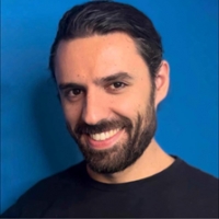 &Sigma;&upsilon;&nu;έ&nu;&tau;&epsilon;&upsilon;&xi;&eta; &mu;&epsilon; &tau;&omicron;&nu; &eta;&theta;&omicron;&pi;&omicron;&iota;ό &kappa;&alpha;&iota; &sigma;&kappa;&eta;&nu;&omicron;&theta;έ&tau;&eta; &Chi;&rho;ή&sigma;&tau;&omicron; &Chi;&rho;ή&sigma;&tau;&omicron;&upsilon;, &gamma;&iota;&alpha; &tau;&eta;&nu; &pi;&alpha;&rho;ά&sigma;&tau;&alpha;&sigma;&eta; "&Eta; &iota;&sigma;&tau;&omicron;&rho;ί&alpha; &tau;&omicron;&upsilon; &gamma;ά&tau;&omicron;&upsilon; &pi;&omicron;ύ έ&mu;&alpha;&theta;&epsilon; &sigma;&epsilon; έ&nu;&alpha;&nu; &gamma;&lambda;ά&rho;&omicron; &nu;&alpha; &pi;&epsilon;&tau;ά&epsilon;&iota;" &kappa;&alpha;&iota; &tau;&omicron; &pi;&alpha;&iota;&delta;&iota;&kappa;ό &theta;&epsilon;&alpha;&tau;&rho;&iota;&kappa;ό &epsilon;&rho;&gamma;&alpha;&sigma;&tau;ή&rho;&iota; &sigma;&tau;&omicron; &theta;έ&alpha;&tau;&rho;&omicron; &kappa;ά&tau;&omega; &alpha;&pi;&omicron; &tau;&eta;&nu; &Gamma;έ&phi;&upsilon;&rho;&alpha; .