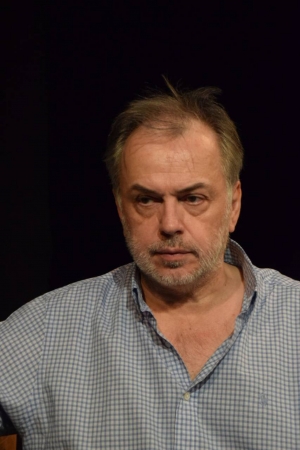 &Sigma;&upsilon;&nu;έ&nu;&tau;&epsilon;&upsilon;&xi;&eta; &tau;&omicron;&upsilon; &Phi;ώ&tau;&eta; &Mu;&alpha;&kappa;&rho;ή  &sigma;&tau;&omicron; &theta;&epsilon;&alpha;&tau;&rho;&omicron;.gr &mu;&epsilon; &alpha;&phi;&omicron;&rho;&mu;ή &tau;&eta;&nu; &pi;&alpha;&rho;ά&sigma;&tau;&alpha;&sigma;&eta; &laquo;&Omicron; &kappa;&alpha;&theta;&epsilon;́&nu;&alpha;&sigmaf; &pi;&epsilon;&theta;&alpha;&iota;́&nu;&epsilon;&iota; &mu;&omicron;́&nu;&omicron;&sigmaf; &tau;&omicron;&upsilon;&raquo; &sigma;&tau;&omicron; studio &Mu;&alpha;&upsilon;&rho;&omicron;&mu;&iota;&chi;ά&lambda;&eta;.