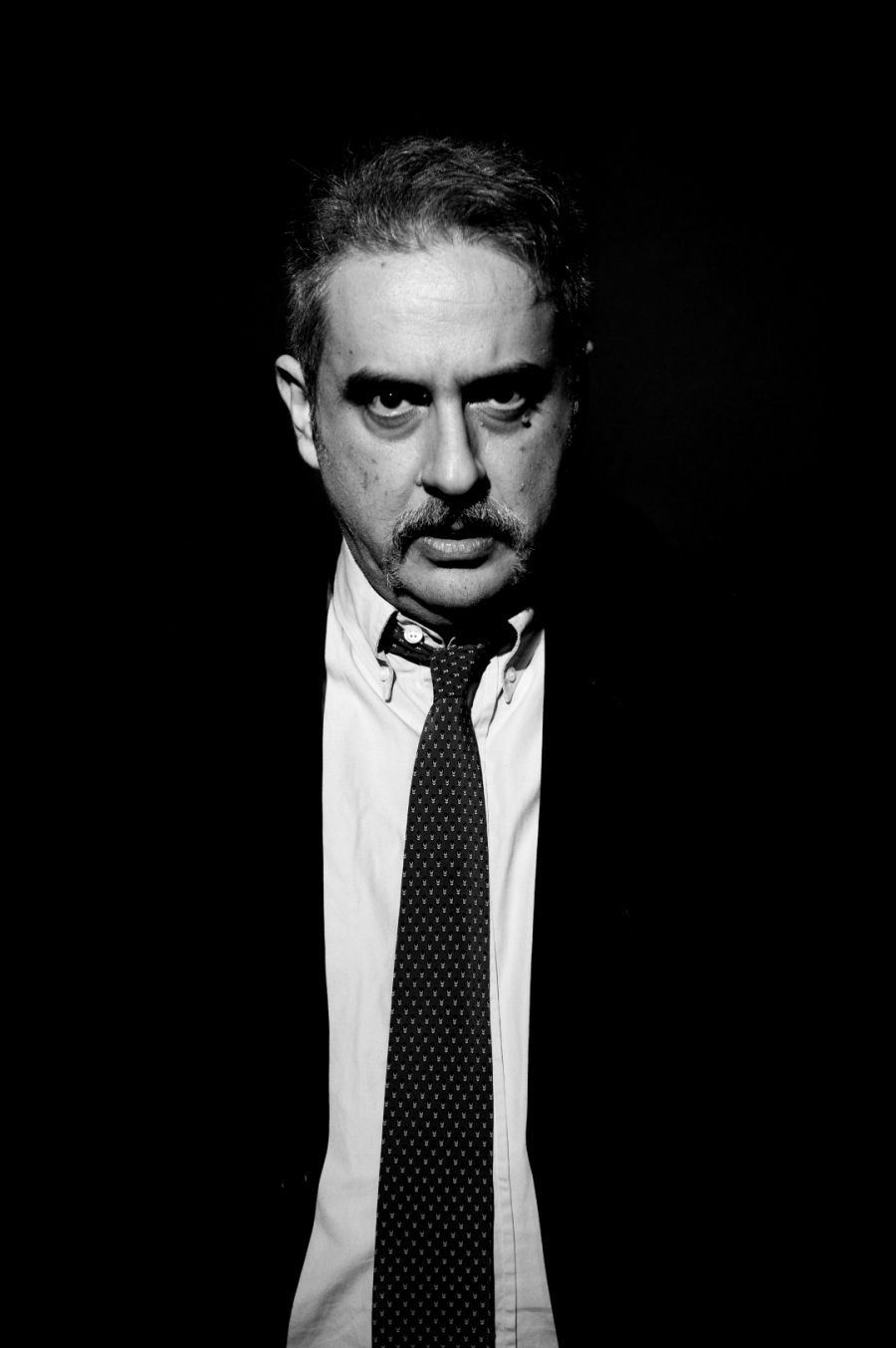 &Sigma;&upsilon;&nu;έ&nu;&tau;&epsilon;&upsilon;&xi;&eta; &mu;&epsilon; &tau;&omicron;&nu; &eta;&theta;&omicron;&pi;&omicron;&iota;ό &kappa;&alpha;&iota; &sigma;&kappa;&eta;&nu;&omicron;&theta;έ&tau;&eta; &Nu;ί&kappa;&omicron; &Sigma;&kappa;&omicron;&upsilon;&lambda;ά &mu;&epsilon; &alpha;&phi;&omicron;&rho;&mu;ή &tau;&eta;&nu; &pi;&alpha;&rho;ά&sigma;&tau;&alpha;&sigma;&eta; NUMB &pi;&omicron;ύ &alpha;&nu;&epsilon;&beta;&alpha;ί&nu;&epsilon;&iota; &sigma;&tau;&omicron; &theta;έ&alpha;&tau;&rho;&omicron; &Alpha;&lambda;&kappa;&mu;ή&nu;&eta;