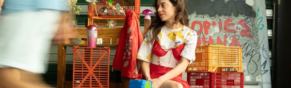 &Sigma;&upsilon;&nu;έ&nu;&tau;&epsilon;&upsilon;&xi;&eta; &mu;&epsilon; &tau;&eta;&nu; &eta;&theta;&omicron;&pi;&omicron;&iota;ό  &Epsilon;&iota;&rho;ή&nu;&eta; &Mu;&pi;&alpha;&zeta;ά&nu;&eta; &kappa;&alpha;&iota; &tau;&eta;&nu; &sigma;&kappa;&eta;&nu;&omicron;&theta;έ&tau;&eta;  &Alpha;&gamma;&gamma;&epsilon;&lambda;&iota;&kappa;ή &Nu;&iota;&kappa;&omicron;&lambda;&alpha;ί&delta;&omicron;&upsilon;, &mu;&epsilon; &alpha;&phi;&omicron;&rho;&mu;ή &tau;&eta;&nu; &pi;&alpha;&rho;ά&sigma;&tau;&alpha;&sigma;&eta; ''&Nu;&Alpha; &Beta;&Gamma;&Alpha;&Lambda;&Omega; &Tau;&Alpha; &Rho;&Omicron;&Upsilon;&Chi;&Alpha; &Mu;&Omicron;&Upsilon;;'' &pi;&omicron;&upsilon; &alpha;&nu;&epsilon;&beta;&alpha;ί&nu;&epsilon;&iota; &sigma;&tau;&omicron;&nu; &Tau;&epsilon;&chi;&nu;&omicron;&chi;ώ&rho;&omicron; &Phi;ά&mu;&pi;&rho;&iota;&kappa;&alpha;