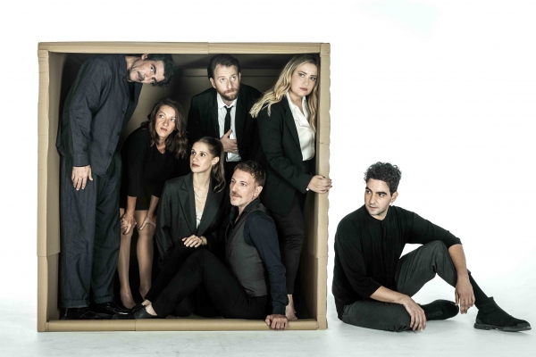 Έ&nu;&alpha;&rho;&xi;&eta; &pi;&alpha;&rho;ά&sigma;&tau;&alpha;&sigma;&eta;&sigmaf; "Έ&nu;&alpha; &kappa;ά&pi;&omicron;&iota;&omicron; &kappa;&epsilon;&nu;ό" &sigma;&tau;&omicron; &Theta;έ&alpha;&tau;&rho;&omicron; &Epsilon;&mu;&pi;&omicron;&rho;&iota;&kappa;ό&nu;