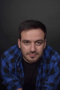 &Sigma;&upsilon;&nu;έ&nu;&tau;&epsilon;&upsilon;&xi;&eta; &tau;&omicron;&upsilon; &Gamma;&iota;ώ&rho;&gamma;&omicron;&upsilon; &Pi;&alpha;&nu;ό&pi;&omicron;&upsilon;&lambda;&omicron;&upsilon; &mu;&epsilon; &alpha;&phi;&omicron;&rho;&mu;ή &tau;&eta;&nu; &pi;&alpha;&rho;ά&sigma;&tau;&alpha;&sigma;&eta; &laquo;&Tau;&alpha; ά&pi;&alpha;&nu;&tau;&alpha; &tau;&omicron;&upsilon; Shakespeare &sigma;&tau;&omicron; &pi;&epsilon;&rho;ί&pi;&omicron;&upsilon;&raquo;.