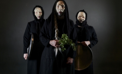 &Omicron;&iota; &gamma;&rho;&iota;έ&sigmaf; &pi;&omicron;&upsilon; &mu;&alpha;&zeta;&epsilon;ύ&omicron;&upsilon;&nu; &tau;&eta;&nu; &tau;&sigma;&omicron;&upsilon;&kappa;&nu;ί&delta;&alpha;, &mu;&upsilon;&sigma;&tau;&iota;&kappa;έ&sigmaf; &iota;&sigma;&tau;&omicron;&rho;ί&epsilon;&sigmaf; &tau;&omega;&nu; &gamma;&upsilon;&nu;&alpha;&iota;&kappa;ώ&nu; &tau;&eta;&sigmaf; &Theta;&epsilon;&sigma;&sigma;&alpha;&lambda;ί&alpha;&sigmaf;, &sigma;&epsilon; &sigma;&kappa;&eta;&nu;&omicron;&theta;&epsilon;&sigma;ί&alpha; &Kappa;&omega;&sigma;&tau;&alpha;&nu;&tau;ί&nu;&omicron;&upsilon; &Nu;&tau;έ&lambda;&lambda;&alpha;