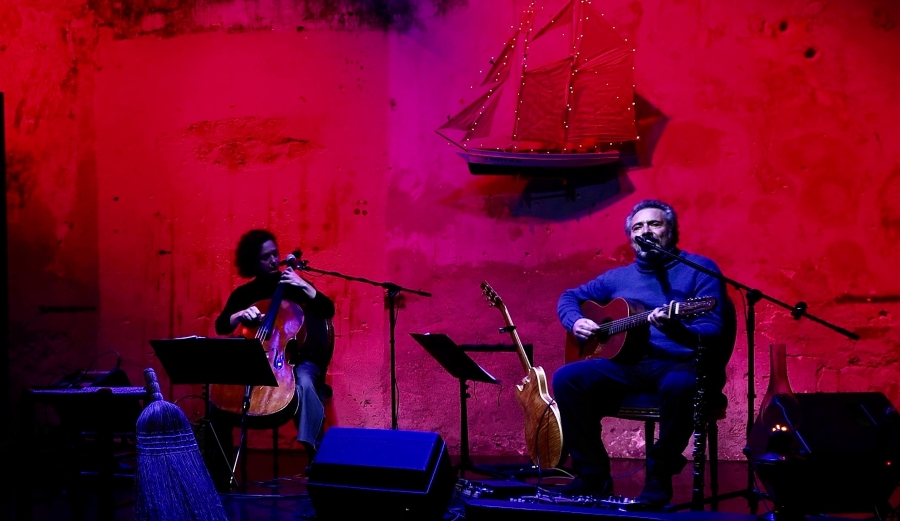 &laquo;&Tau;&iota; &theta;&alpha; &kappa;ά&nu;&omicron;&upsilon;&mu;&epsilon; &beta;&rho;&epsilon; &phi;ί&lambda;&omicron;&iota;&raquo;  &Mu;&omicron;&upsilon;&sigma;&iota;&kappa;&omicron;&theta;&epsilon;&alpha;&tau;&rho;&iota;&kappa;ή &pi;&alpha;&rho;ά&sigma;&tau;&alpha;&sigma;&eta;