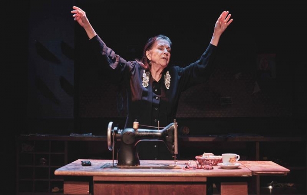 ''&Omicron; &mu;&omicron;&nu;ό&lambda;&omicron;&gamma;&omicron;&sigmaf; &mu;&iota;&alpha;&sigmaf; &mu;&omicron;&delta;ί&sigma;&tau;&rho;&alpha;&sigmaf;", &tau;&omicron;&upsilon; &Pi;έ&tau;&rho;&omicron;&upsilon; &Zeta;&omicron;ύ&lambda;&iota;&alpha;, &mu;&epsilon; &tau;&eta; &Nu;έ&nu;&alpha; &Mu;&epsilon;&nu;&tau;ή - &Pi;&rho;&epsilon;&mu;&iota;έ&rho;&alpha; 25/10 &sigma;&tau;&omicron; &Pi;&tau;&iota; &Pi;&alpha;&lambda;&alpha;&iota;