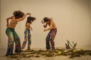 &Epsilon;ί&delta;&alpha;&mu;&epsilon; &tau;&eta;&nu; &pi;&alpha;&rho;ά&sigma;&tau;&alpha;&sigma;&eta; &ldquo;&Omicron; &kappa;ή&pi;&omicron;&sigmaf; &tau;&omega;&nu; &epsilon;&pi;ί&gamma;&epsilon;&iota;&omega;&nu; &alpha;&pi;&omicron;&lambda;&alpha;ύ&sigma;&epsilon;&omega;&nu;&rdquo; &sigma;&tau;&eta; &Sigma;&kappa;&eta;&nu;ή &Omega;&mu;έ&gamma;&alpha;, &sigma;&tau;&omicron; &Delta;&eta;&mu;&omicron;&tau;&iota;&kappa;ό &theta;έ&alpha;&tau;&rho;&omicron; &Pi;&epsilon;&iota;&rho;&alpha;&iota;ά