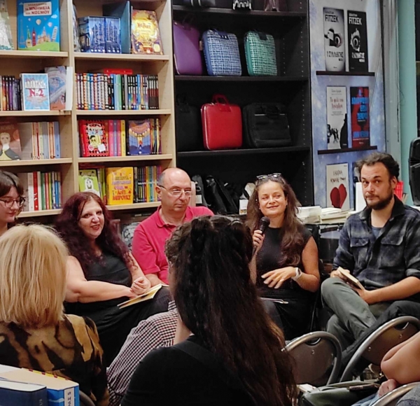 &Pi;&alpha;&rho;&epsilon;&upsilon;&rho;&epsilon;&theta;ή&kappa;&alpha;&mu;&epsilon; &sigma;&tau;&eta;&nu; 2&eta; &pi;&omicron;&iota;&eta;&tau;&iota;&kappa;ή &beta;&rho;&alpha;&delta;&iota;ά  &sigma;&tau;&omicron; Monogram.