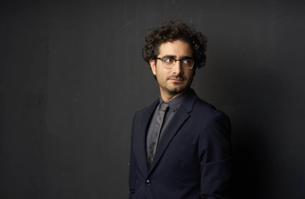 &Lambda;ά&mu;&pi;&rho;&omicron;&sigmaf; &Phi;&iota;&sigma;&phi;ή&sigmaf;, &laquo;&Pi;&omicron;&lambda;ύ &kappa;&alpha;&lambda;ύ&tau;&epsilon;&rho;&alpha; &tau;ώ&rho;&alpha;&hellip;&raquo;