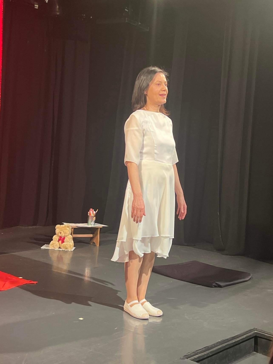 &Epsilon;ί&delta;&alpha;&mu;&epsilon; &tau;&eta;&nu; &pi;&alpha;&rho;ά&sigma;&tau;&alpha;&sigma;&eta; &laquo;&Eta; &alpha;&gamma;ά&pi;&eta; &delta;&epsilon;&nu; &pi;&omicron;&nu;ά&epsilon;&iota;&raquo; &sigma;&tau;&omicron; &theta;έ&alpha;&tau;&rho;&omicron; &Lambda;ύ&chi;&nu;&omicron;&sigmaf;.