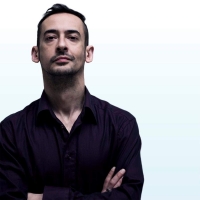 &Sigma;&upsilon;&nu;έ&nu;&tau;&epsilon;&upsilon;&xi;&eta; &mu;&epsilon; &tau;&omicron;&nu; &eta;&theta;&omicron;&pi;&omicron;&iota;ό &kappa;&alpha;&iota; &sigma;&kappa;&eta;&nu;&omicron;&theta;έ&tau;&eta; &Gamma;&iota;ά&nu;&nu;&eta; &Omicron;&iota;&kappa;&omicron;&nu;&omicron;&mu;ί&delta;&eta;-Johnny O &mu;&epsilon; &alpha;&phi;&omicron;&rho;&mu;ή &tau;&eta;&nu; &pi;&alpha;&rho;ά&sigma;&tau;&alpha;&sigma;&eta; ''&Omicron; &Mu;&omicron;&upsilon;&nu;ή&sigmaf;" &pi;&omicron;&upsilon; &alpha;&nu;&epsilon;&beta;&alpha;ί&nu;&epsilon;&iota; &sigma;&tau;&omicron; &theta;έ&alpha;&tau;&rho;&omicron; Olvio