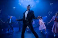 &Tau;&omicron; GREASE THE MUSICAL έ&rho;&chi;&epsilon;&tau;&alpha;&iota; &alpha;&pi;&epsilon;&upsilon;&theta;&epsilon;ί&alpha;&sigmaf; &alpha;&pi;ό &tau;&omicron; &Lambda;&omicron;&nu;&delta;ί&nu;&omicron; &sigma;&tau;&omicron; Christmas Theater! 14 έ&omega;&sigmaf; 22 &Phi;&epsilon;&beta;&rho;&omicron;&upsilon;&alpha;&rho;ί&omicron;&upsilon; 2026