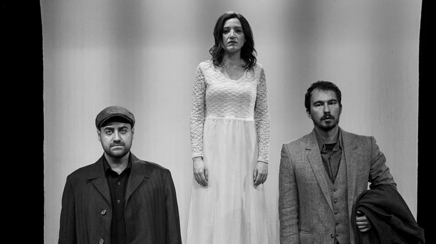 &Epsilon;ί&delta;&alpha;&mu;&epsilon; &tau;&omicron; &laquo;&Alpha;ἱ &sigma;&upsilon;&nu;έ&pi;&epsilon;&iota;&alpha;&iota; &tau;ῆ&sigmaf; &pi;&alpha;&lambda;&alpha;&iota;ᾶ&sigmaf; ἱ&sigma;&tau;&omicron;&rho;ί&alpha;&sigmaf;&raquo; &sigma;&tau;&omicron; &theta;έ&alpha;&tau;&rho;&omicron; &Alpha;&lambda;&kappa;&mu;ή&nu;&eta;.