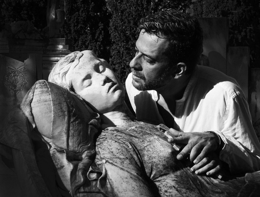 &Epsilon;ί&delta;&alpha;&mu;&epsilon; &tau;&eta;&nu;  &pi;&alpha;&rho;ά&sigma;&tau;&alpha;&sigma;&eta;   &Kappa;&Omicron;&Iota;&Mu;&Omega;&Mu;&Epsilon;&Nu;&Omicron;&Sigma; &Chi;&Alpha;&Lambda;&Epsilon;&Pi;&Alpha;&Sigma; &omicron; &Sigma;&Alpha;&Lambda;ό&Sigma; ά&Gamma;&Iota;&Omicron;&Sigma; &sigma;&tau;&omicron; &theta;έ&alpha;&tau;&rho;&omicron; &Alpha;&lambda;&kappa;&mu;ή&nu;&eta;.