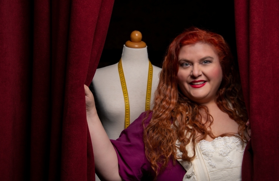 &Eta; &laquo;&Mu;&pi;&omicron;&upsilon;&mu;&pi;&omicron;ύ&raquo; &tau;&omicron;&upsilon; &Delta;&eta;&mu;ή&tau;&rho;&eta; &Mu;&eta;&tau;&sigma;&omicron;&tau;ά&kappa;&eta; &sigma;&epsilon; &sigma;&kappa;&eta;&nu;&omicron;&theta;&epsilon;&sigma;ί&alpha; &Kappa;&omega;&nu;&sigma;&tau;&alpha;&nu;&tau;ί&nu;&omicron;&upsilon; &Pi;&alpha;&sigma;&sigma;ά &mu;&epsilon; &tau;&eta; &Delta;ή&mu;&eta;&tau;&rho;&alpha; &Kappa;&omicron;&lambda;&lambda;ά &gamma;&iota;&alpha; 2&eta; &chi;&rho;&omicron;&nu;&iota;ά &sigma;&tau;&omicron; &theta;έ&alpha;&tau;&rho;&omicron; &Epsilon;&nu; &Alpha;&theta;ή&nu;&alpha;&iota;&sigmaf; / &Alpha;&pi;ό 27 &Sigma;&epsilon;&pi;&tau;&epsilon;&mu;&beta;&rho;ί&omicron;&upsilon;