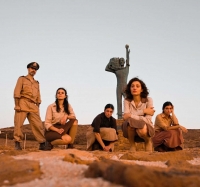 &laquo;&Mu;&alpha;&kappa;&rho;ό&nu;&eta;&sigma;&omicron;&sigmaf;/&Tau;&rho;&omega;ά&delta;&epsilon;&sigmaf;&raquo; &ndash; &Nu;έ&alpha; &theta;&epsilon;&alpha;&tau;&rho;&iota;&kappa;ή &pi;&alpha;&rho;ά&sigma;&tau;&alpha;&sigma;&eta; &sigma;&epsilon; &kappa;&epsilon;ί&mu;&epsilon;&nu;&omicron; &amp; &sigma;&kappa;&eta;&nu;&omicron;&theta;&epsilon;&sigma;ί&alpha; &Alpha;&nu;&delta;&rho;έ&alpha; &Zeta;&alpha;&phi;&epsilon;ί&rho;&eta; | &Pi;&rho;&epsilon;&mu;&iota;έ&rho;&alpha; 4 &Omicron;&kappa;&tau;&omega;&beta;&rho;ί&omicron;&upsilon;, &Sigma;&kappa;&eta;&nu;ή BRECHT-2510