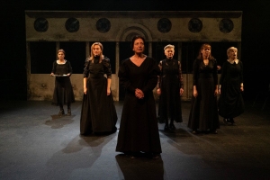 &Delta;&Epsilon;&Lambda;&Tau;&Iota;&Omicron; &Tau;&Upsilon;&Pi;&Omicron;&Upsilon;  &Mu;&epsilon;&tau;ά &tau;&eta; &mu;&epsilon;&gamma;ά&lambda;&eta; &epsilon;&pi;&iota;&tau;&upsilon;&chi;ί&alpha; &sigma;&tau;&eta; &Theta;&epsilon;&sigma;&sigma;&alpha;&lambda;&omicron;&nu;ί&kappa;&eta;, &gamma;&iota;&alpha; &lambda;ί&gamma;&epsilon;&sigmaf; &pi;&alpha;&rho;&alpha;&sigma;&tau;ά&sigma;&epsilon;&iota;&sigmaf; &sigma;&tau;&eta;&nu; &Alpha;&theta;ή&nu;&alpha;  &laquo;&Eta; &alpha;&gamma;ά&pi;&eta; ά&rho;&gamma;&eta;&sigma;&epsilon; &mu;&iota;&alpha; &mu;έ&rho;&alpha;&raquo; &tau;&eta;&sigmaf; &Lambda;&iota;&lambda;ή&sigmaf; &Zeta;&omega;&gamma;&rho;ά&phi;&omicron;&upsilon;  &Sigma;&kappa;&eta;&nu;&omicron;&theta;&epsilon;&sigma;ί&alpha;: Έ&nu;&kappa;&epsilon; &Phi;&epsilon;&zeta;&omicron;&lambda;&lambda;ά&rho;&iota;