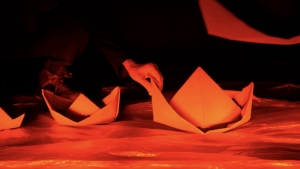 &Epsilon;ί&delta;&alpha;&mu;&epsilon; &tau;&eta;&nu; &pi;&alpha;&rho;ά&sigma;&tau;&alpha;&sigma;&eta; &laquo;&Omicron;&mu;ή&rho;&omicron;&upsilon; &Iota;&lambda;&iota;ά&sigmaf; - &Rho;&alpha;&psi;&omega;&delta;ί&alpha; &Gamma;&rsquo;&raquo; &sigma;&tau;&omicron; &Theta;έ&alpha;&tau;&rho;&omicron; &Nu;&omicron;&upsilon;&sigmaf;