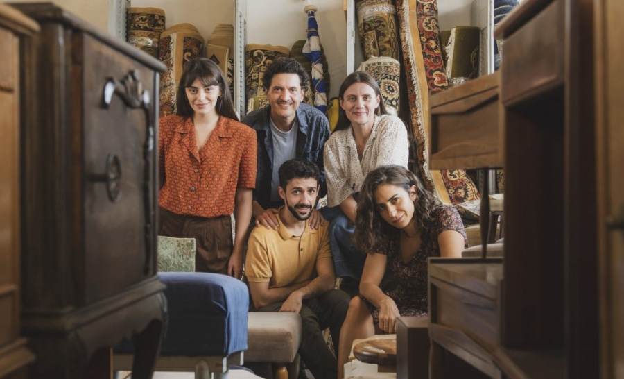 &Epsilon;ί&delta;&alpha;&mu;&epsilon; &tau;&eta;&nu; &pi;&alpha;&rho;ά&sigma;&tau;&alpha;&sigma;&eta; &Gamma;&iota;&omicron;&iota; &kappa;&alpha;&iota; &kappa;ό&rho;&epsilon;&sigmaf; &tau;&omicron;&upsilon; &Gamma;&iota;ά&nu;&nu;&eta; &Kappa;&alpha;&lambda;&alpha;&beta;&rho;&iota;&alpha;&nu;&omicron;ύ &sigma;&tau;&omicron; &Alpha;&mu;&phi;&iota;&theta;έ&alpha;&tau;&rho;&omicron; &Sigma;&pi;ύ&rho;&omicron;&upsilon; &Epsilon;&upsilon;&alpha;&gamma;&gamma;&epsilon;&lambda;ά&tau;&omicron;&upsilon;