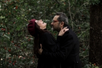 &Mu;&epsilon; &alpha;&kappa;&omicron;ύ&sigmaf;; | &Eta; &nu;έ&alpha; &pi;&alpha;&rho;ά&sigma;&tau;&alpha;&sigma;&eta; &tau;&eta;&sigmaf; &Mu;&alpha;&rho;ί&alpha; &Mu;&pi;&omicron;ύ&rho;&lambda;&eta; &sigma;&tau;&eta; &Sigma;&kappa;&eta;&nu;ή BRECHT 2510