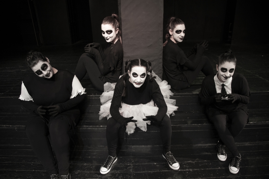 Συνέντευξη της θεατρικής ομάδας Πλάνη με αφορμή την παράσταση  «Free Freaks» του Κώστα Δελακούρα στο  Θέατρο Βαφείο - Λάκης Καραλής.