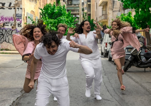 &Epsilon;ί&delta;&alpha;&mu;&epsilon; &tau;&eta;&nu; &pi;&alpha;&rho;ά&sigma;&tau;&alpha;&sigma;&eta; Bachelors and Bachelorettes