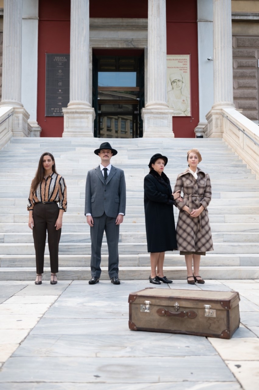 &laquo;&Eta; &Delta;ί&kappa;&eta; &tau;&omega;&nu; έ&xi;&iota;&raquo; &mu;&iota;&alpha; &iota;&sigma;&tau;&omicron;&rho;ί&alpha; - &delta;ύ&omicron; &pi;&lambda;&epsilon;&upsilon;&rho;έ&sigmaf; &tau;&eta;&sigmaf; &Delta;ή&mu;&eta;&tau;&rho;&alpha;&sigmaf; &Mu;&pi;ά&sigma;&iota;&omicron;&upsilon; │ &Gamma;&iota;&alpha; &pi;&rho;ώ&tau;&eta; &phi;&omicron;&rho;ά &sigma;&tau;&omicron; &theta;&epsilon;&alpha;&tau;&rho;&iota;&kappa;ό &sigma;&alpha;&nu;ί&delta;&iota; │ &Theta;έ&alpha;&tau;&rho;&omicron; &Alpha;&lambda;&kappa;&mu;ή&nu;&eta;.