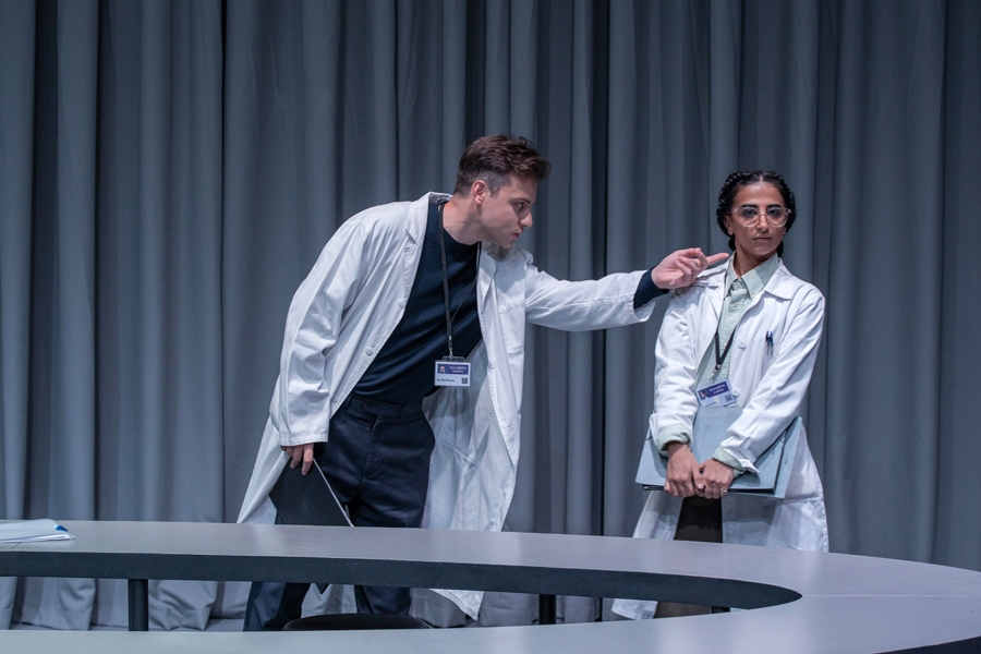 "THE DOCTOR" - &nu;έ&alpha; &sigma;&epsilon;&zeta;ό&nu; &sigma;&tau;&omicron; "&Alpha;&mu;&phi;&iota;-&theta;έ&alpha;&tau;&rho;&omicron;" &Sigma;&pi;ύ&rho;&omicron;&upsilon; &Epsilon;&upsilon;&alpha;&gamma;&gamma;&epsilon;&lambda;ά&tau;&omicron;&upsilon;