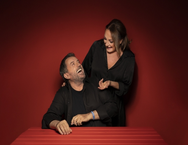 O &Sigma;&pi;ύ&rho;&omicron;&sigmaf; &Pi;&alpha;&pi;&alpha;&delta;ό&pi;&omicron;&upsilon;&lambda;&omicron;&sigmaf; &kappa;&alpha;&iota; &eta; &Rho;έ&nu;&iota;&alpha; &Lambda;&omicron;&upsilon;ϊ&zeta;ί&delta;&omicron;&upsilon; &kappa;ά&nu;&omicron;&upsilon;&nu; &pi;&rho;&epsilon;&mu;&iota;έ&rho;&alpha; &mu;&epsilon; &tau;&omicron; "Sexy Laundry" &tau;&eta;&sigmaf; Michele Riml &sigma;&tau;&omicron; &Theta;έ&alpha;&tau;&rho;&omicron; &Kappa;ά&pi;&pi;&alpha; &tau;&eta;&nu; &Tau;&epsilon;&tau;ά&rho;&tau;&eta; 7 &Delta;&epsilon;&kappa;&epsilon;&mu;&beta;&rho;ί&omicron;&upsilon;