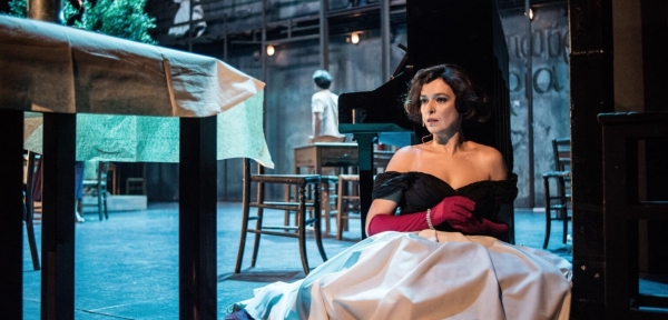 &Epsilon;ί&delta;&alpha;&mu;&epsilon; &tau;&eta;&nu; &pi;&alpha;&rho;ά&sigma;&tau;&alpha;&sigma;&eta; "&Eta; &Sigma;&tau;έ&lambda;&lambda;&alpha; &mu;&epsilon; &tau;&alpha; &kappa;ό&kappa;&kappa;&iota;&nu;&alpha; &gamma;ά&nu;&tau;&iota;&alpha;" &sigma;&tau;&omicron; &theta;έ&alpha;&tau;&rho;&omicron; &tau;έ&chi;&nu;&eta;&sigmaf; &Kappa;&alpha;&rho;ό&lambda;&omicron;&upsilon; &Kappa;&omicron;&upsilon;&nu; &sigma;&tau;&eta;&nu; &Phi;&rho;&upsilon;&nu;ί&chi;&omicron;&upsilon;.