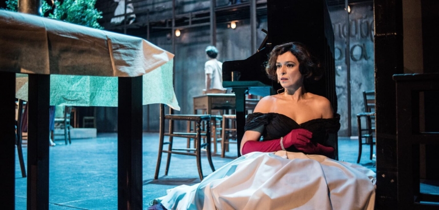 &Epsilon;ί&delta;&alpha;&mu;&epsilon; &tau;&eta;&nu; &pi;&alpha;&rho;ά&sigma;&tau;&alpha;&sigma;&eta; "&Eta; &Sigma;&tau;έ&lambda;&lambda;&alpha; &mu;&epsilon; &tau;&alpha; &kappa;ό&kappa;&kappa;&iota;&nu;&alpha; &gamma;ά&nu;&tau;&iota;&alpha;" &sigma;&tau;&omicron; &theta;έ&alpha;&tau;&rho;&omicron; &tau;έ&chi;&nu;&eta;&sigmaf; &Kappa;&alpha;&rho;ό&lambda;&omicron;&upsilon; &Kappa;&omicron;&upsilon;&nu; &sigma;&tau;&eta;&nu; &Phi;&rho;&upsilon;&nu;ί&chi;&omicron;&upsilon;.