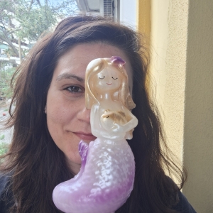 &Sigma;&upsilon;&nu;έ&nu;&tau;&epsilon;&upsilon;&xi;&eta; &mu;&epsilon; &tau;&eta;&nu; &eta;&theta;&omicron;&pi;&omicron;&iota;ό-&sigma;&kappa;&eta;&nu;&omicron;&theta;έ&tau;&iota;&delta;&alpha; &Pi;&epsilon;&rho;&sigma;&epsilon;&phi;ό&nu;&eta; &Pi;&alpha;&nu;&tau;&omicron;&pi;&omicron;ύ&lambda;&omicron;&upsilon;   &mu;&epsilon; &alpha;&phi;&omicron;&rho;&mu;ή &tau;&eta;&nu; &pi;&alpha;&rho;ά&sigma;&tau;&alpha;&sigma;&eta;  &laquo;&Mu;&eta;&nu; &kappa;&lambda;&alpha;&iota;&sigmaf; &rho;&epsilon; &gamma;&omicron;&rho;&gamma;ό&nu;&alpha;&raquo; &pi;&omicron;&upsilon; &alpha;&nu;&epsilon;&beta;&alpha;ί&nu;&epsilon;&iota; &sigma;&tau;&omicron; &theta;έ&alpha;&tau;&rho;&omicron; &Iota;&Sigma;&Omicron;&Nu;