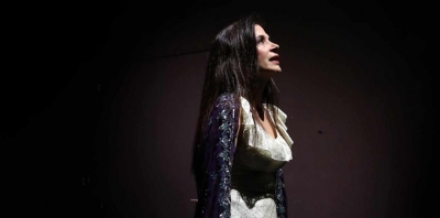 &Sigma;&upsilon;&nu;έ&nu;&tau;&epsilon;&upsilon;&xi;&eta; &mu;&epsilon; &tau;&eta;&nu; &Chi;&rho;&upsilon;&sigma;&omicron;ύ&lambda;&alpha; &Kappa;&alpha;&rho;&alpha;&pi;&iota;&pi;έ&rho;&eta;, &pi;&rho;&omega;&tau;&alpha;&gamma;&omega;&nu;ί&sigma;&tau;&rho;&iota;&alpha; &tau;&eta;&sigmaf; &theta;&epsilon;&alpha;&tau;&rho;&iota;&kappa;ή&sigmaf; &pi;&alpha;&rho;ά&sigma;&tau;&alpha;&sigma;&eta;&sigmaf; &laquo;&Phi;&omega;&tau;&epsilon;&iota;&nu;ή &amp; &theta;&lambda;&iota;&mu;&mu;έ&nu;&eta;&raquo; &pi;&omicron;ύ &alpha;&nu;&epsilon;&beta;&alpha;ί&nu;&epsilon;&iota; &sigma;&tau;&omicron; &theta;έ&alpha;&tau;&rho;&omicron; &Mu;&iota;&kappa;&rho;ό&sigmaf; &Kappa;&epsilon;&rho;&alpha;&mu;&iota;&kappa;ό&sigmaf;