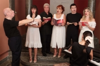 &Kappa;&alpha;&lambda;&omicron;&kappa;&alpha;&iota;&rho;&iota;&nu;ή &pi;&epsilon;&rho;&iota;&omicron;&delta;&epsilon;ί&alpha; &gamma;&iota;&alpha; &tau;&eta;&nu; &kappa;&omega;&mu;&omega;&delta;ί&alpha; &tau;&eta;&sigmaf; &chi;&rho;&omicron;&nu;&iota;ά&sigmaf;  &laquo;&Sigma;&Kappa;&Omicron;&Tau;&Sigma;&Epsilon;&Zeta;&Iota;&Kappa;&Omicron; &Nu;&Tau;&Omicron;&Upsilon;&Sigma;&raquo; &tau;&eta;&sigmaf; &Chi;&rho;ύ&sigma;&alpha;&sigmaf; &Sigma;&pi;&eta;&lambda;&iota;ώ&tau;&eta;