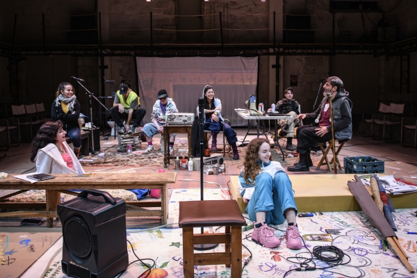 &Pi;&epsilon;&iota;&rho;&alpha;&mu;&alpha;&tau;&iota;&kappa;ή &Sigma;&kappa;&eta;&nu;ή &ndash; &Theta;έ&alpha;&tau;&rho;&omicron; &Delta;ί&pi;&upsilon;&lambda;&omicron;&nu; &laquo;&Mu;&eta; &phi;&omicron;&beta;ά&sigma;&tau;&epsilon;. &Epsilon;ί&nu;&alpha;&iota; &theta;έ&alpha;&tau;&rho;&omicron;.&raquo;  &Sigma;&kappa;ί&tau;&sigma;&omicron; 2 | &Eta; &pi;&omicron;ί&eta;&sigma;&eta; &epsilon;ί&nu;&alpha;&iota; &sigma;&tau;&omicron;&upsilon;&sigmaf; &delta;&rho;ό&mu;&omicron;&upsilon;&sigmaf;  &Eta; &Gamma;&Lambda;&Omega;&Sigma;&Sigma;&Alpha; &Tau;&Omega;&Nu; &Tau;&Omicron;&Iota;&Chi;&Omega;&Nu;  &Sigma;ύ&lambda;&lambda;&eta;&psi;&eta; &ndash; &Delta;&eta;&mu;&iota;&omicron;&upsilon;&rho;&gamma;ί&alpha;: &Theta;&epsilon;&alpha;&nu;ώ &Mu;&epsilon;&tau;&alpha;&xi;ά  &Alpha;&pi;ό 5 &Delta;&epsilon;&kappa;&epsilon;&mu;&beta;&rho;ί&omicron;&upsilon; | &Theta;έ&alpha;&tau;&rho;&omicron; &Delta;ί&pi;&upsilon;&lambda;&omicron;&nu;