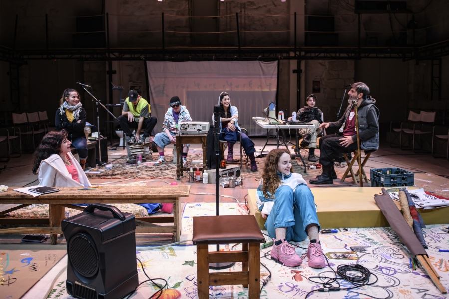 &Pi;&epsilon;&iota;&rho;&alpha;&mu;&alpha;&tau;&iota;&kappa;ή &Sigma;&kappa;&eta;&nu;ή &ndash; &Theta;έ&alpha;&tau;&rho;&omicron; &Delta;ί&pi;&upsilon;&lambda;&omicron;&nu; &laquo;&Mu;&eta; &phi;&omicron;&beta;ά&sigma;&tau;&epsilon;. &Epsilon;ί&nu;&alpha;&iota; &theta;έ&alpha;&tau;&rho;&omicron;.&raquo;  &Sigma;&kappa;ί&tau;&sigma;&omicron; 2 | &Eta; &pi;&omicron;ί&eta;&sigma;&eta; &epsilon;ί&nu;&alpha;&iota; &sigma;&tau;&omicron;&upsilon;&sigmaf; &delta;&rho;ό&mu;&omicron;&upsilon;&sigmaf;  &Eta; &Gamma;&Lambda;&Omega;&Sigma;&Sigma;&Alpha; &Tau;&Omega;&Nu; &Tau;&Omicron;&Iota;&Chi;&Omega;&Nu;  &Sigma;ύ&lambda;&lambda;&eta;&psi;&eta; &ndash; &Delta;&eta;&mu;&iota;&omicron;&upsilon;&rho;&gamma;ί&alpha;: &Theta;&epsilon;&alpha;&nu;ώ &Mu;&epsilon;&tau;&alpha;&xi;ά  &Alpha;&pi;ό 5 &Delta;&epsilon;&kappa;&epsilon;&mu;&beta;&rho;ί&omicron;&upsilon; | &Theta;έ&alpha;&tau;&rho;&omicron; &Delta;ί&pi;&upsilon;&lambda;&omicron;&nu;