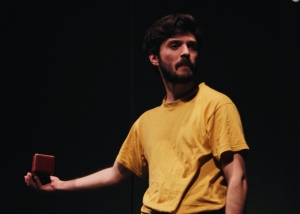 &Sigma;&upsilon;&nu;έ&nu;&tau;&epsilon;&upsilon;&xi;&eta; &tau;&omicron;&upsilon;  &Theta;ά&nu;&omicron;&upsilon; &Gamma;&rho;ί&beta;&alpha; &sigma;&tau;&omicron; &theta;&epsilon;&alpha;&tau;&rho;&omicron;.gr, &mu;&epsilon; &alpha;&phi;&omicron;&rho;&mu;ή &tau;&eta;&nu; &pi;&alpha;&rho;ά&sigma;&tau;&alpha;&sigma;&eta; "&Sigma;&tau;&iota;&gamma;&mu;&iota;ό&tau;&upsilon;&pi;&alpha; &Sigma;&alpha;&gamma;ή&nu;&eta;&sigmaf;" &sigma;&tau;&omicron; &theta;έ&alpha;&tau;&rho;&omicron; &Phi;&omicron;ύ&rho;&nu;&omicron;&sigmaf;