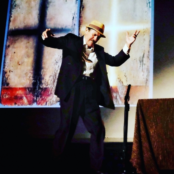 &Epsilon;ί&delta;&alpha;&mu;&epsilon; &tau;&eta;&nu; &pi;&alpha;&rho;ά&sigma;&tau;&alpha;&sigma;&eta; &laquo;&Tau;&alpha; &kappa;&alpha;&tau;ά &Mu;ά&rho;&kappa;&omicron;&nu; &mu;&iota;&alpha; &rho;&epsilon;&mu;&pi;έ&tau;&iota;&kappa;&eta; &lambda;&epsilon;&iota;&tau;&omicron;&upsilon;&rho;&gamma;ί&alpha;&raquo; &sigma;&tau;&omicron; &theta;έ&alpha;&tau;&rho;&omicron; &Tau;ό&pi;&omicron;&sigmaf; &Alpha;&lambda;&lambda;&omicron;ύ.