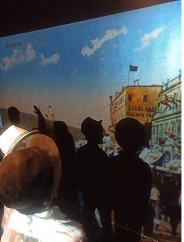 &Epsilon;ί&delta;&alpha;&mu;&epsilon; &tau;&eta;&nu; &pi;&alpha;&rho;ά&sigma;&tau;&alpha;&sigma;&eta; &laquo;&Alpha;&pi;ό &xi;έ&nu;&omicron;&sigmaf;..&delta;&iota;&kappa;ό&sigmaf;&raquo; &mu;&iota;&alpha; &alpha;&phi;&iota;&epsilon;&rho;&omega;&mu;&alpha;&tau;&iota;&kappa;ή &pi;&alpha;&rho;ά&sigma;&tau;&alpha;&sigma;&eta; &gamma;&iota;&alpha; &tau;&eta;&nu; &Mu;&iota;&kappa;&rho;&alpha;&sigma;&iota;&alpha;&tau;&iota;&kappa;ή &kappa;&alpha;&tau;&alpha;&sigma;&tau;&rho;&omicron;&phi;ή &alpha;&pi;ό &tau;&alpha; &pi;&alpha;&iota;&delta;&iota;ά &tau;&eta;&sigmaf; &Delta;&acute; &tau;ά&xi;&eta;&sigmaf; &tau;&omicron;&upsilon; Neue Schule Athen