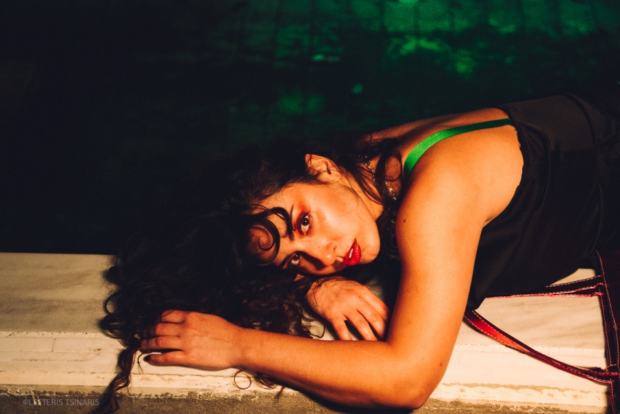 &Sigma;&upsilon;&nu;έ&nu;&tau;&epsilon;&upsilon;&xi;&eta; &mu;&epsilon; &tau;&eta;&nu; &Upsilon;&rho;ώ &Tau;&sigma;ά&mu;&omicron;&gamma;&lambda;&omicron;&upsilon; &mu;&epsilon; &alpha;&phi;&omicron;&rho;&mu;ή &tau;&eta;&nu; &pi;&alpha;&rho;ά&sigma;&tau;&alpha;&sigma;&eta; ''&Mu;&epsilon;&theta;&upsilon;&sigma;&mu;έ&nu;&omicron;&iota;'' &pi;&omicron;&upsilon; &alpha;&nu;&epsilon;&beta;&alpha;ί&nu;&epsilon;&iota; &sigma;&tau;&omicron; &Theta;έ&alpha;&tau;&rho;&omicron; OLVIO