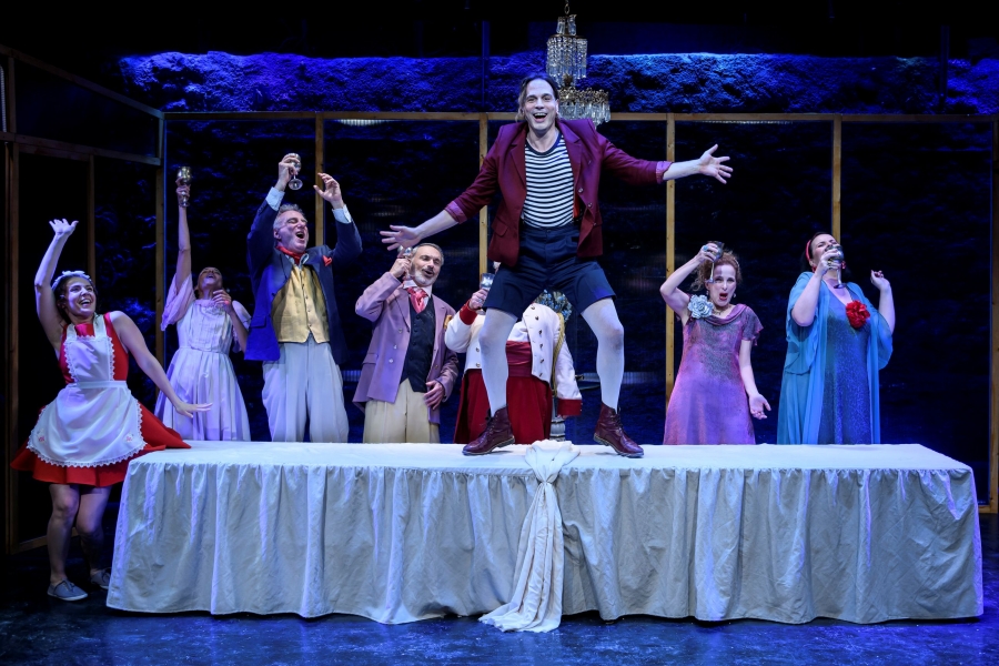 &laquo;&Beta;&iota;&kappa;&tau;ό&rho; ή &tau;&alpha; &pi;&alpha;&iota;&delta;&iota;ά &sigma;&tau;&eta;&nu; &epsilon;&xi;&omicron;&upsilon;&sigma;ί&alpha;&raquo; &sigma;&tau;&omicron; &Theta;έ&alpha;&tau;&rho;&omicron; &Sigma;&tau;&alpha;&theta;&mu;ό&sigmaf;